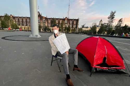 Recuerdan en Toluca a exalcalde Juan Rodolfo con maniquí en plaza cívica